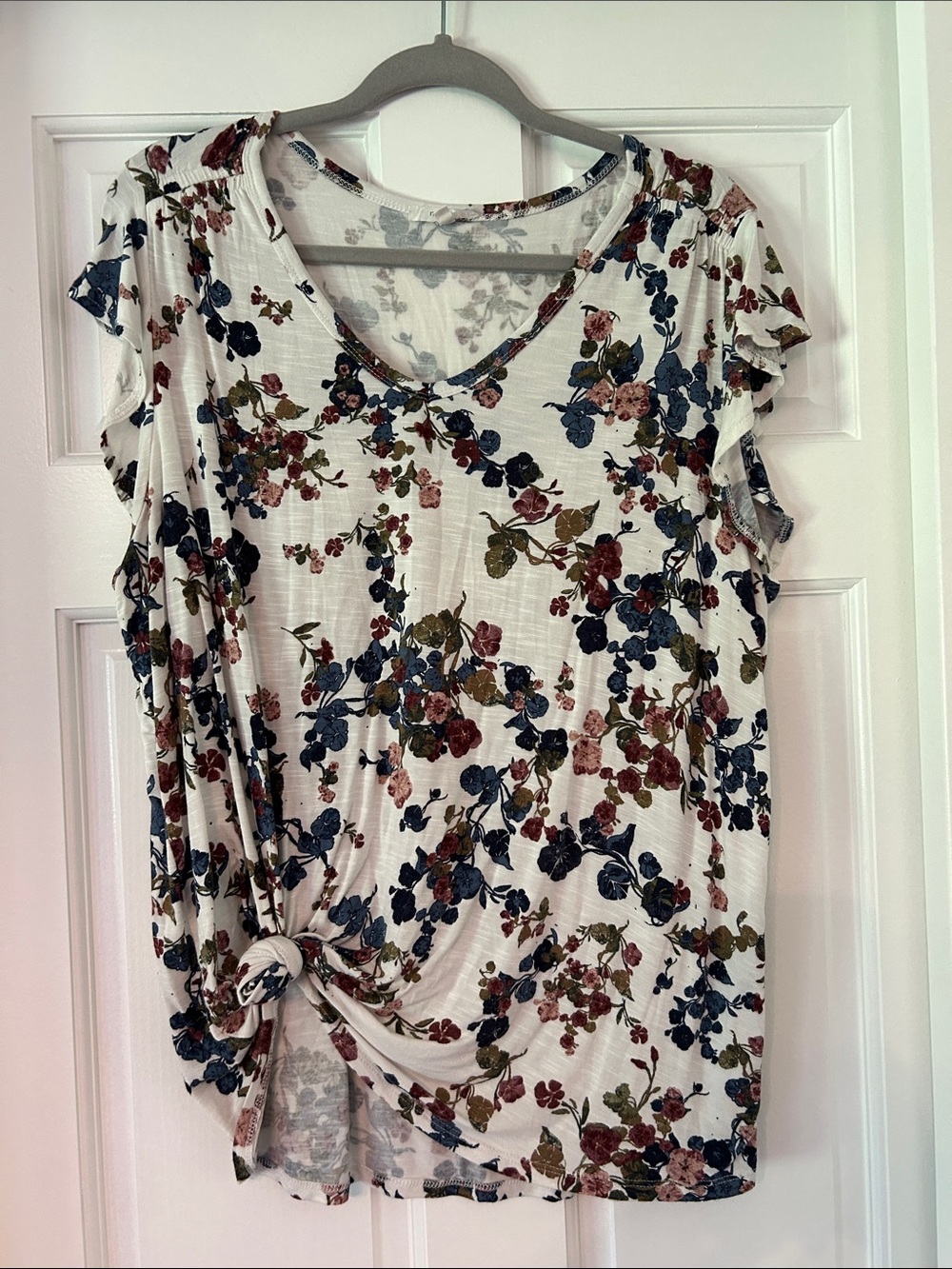 Maurices White Floral V-Neck Short Sleeve Top with Front Knot